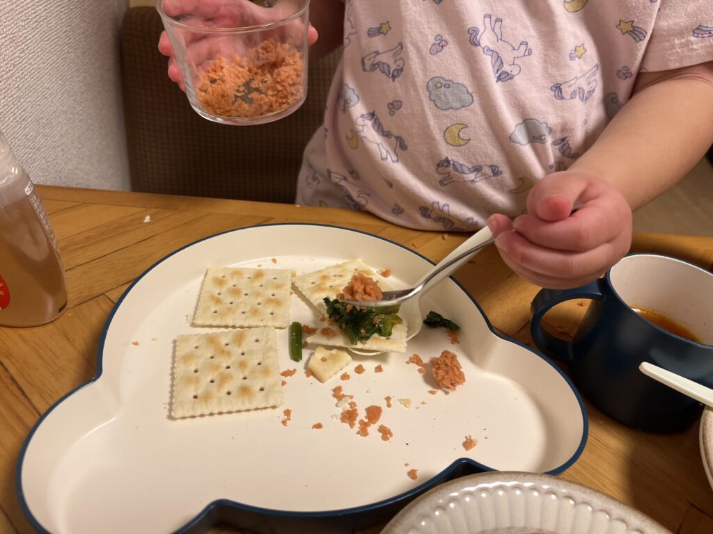 クラッカーパーティーで４歳が盛り付ける様子