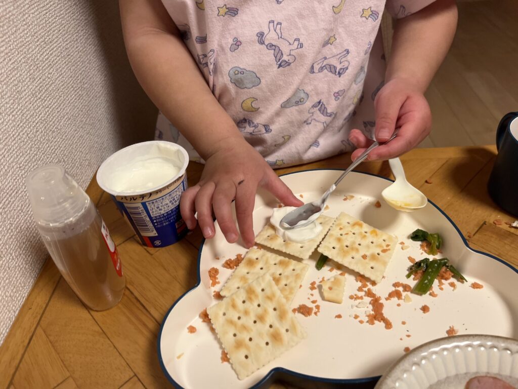 クラッカーパーティーで４歳が盛り付ける様子