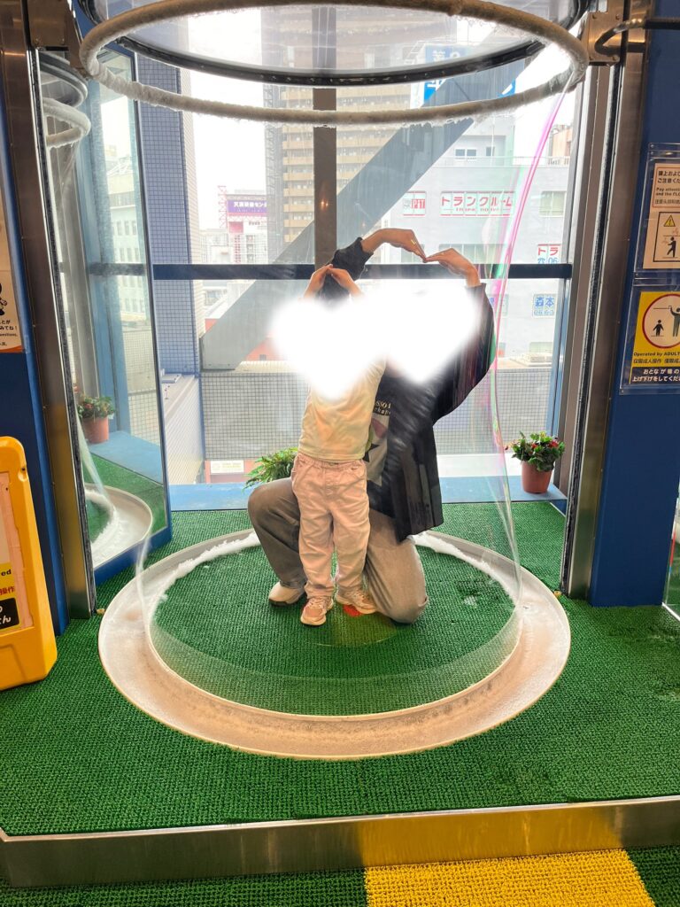 キッズプラザ大阪でシャボン玉に入る体験